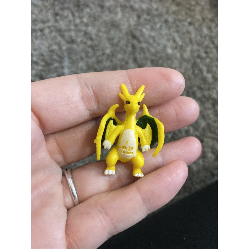 Pokemon 2000's Mini Vinyl R/L W Gumball Miniature Size Charizard Action Figure